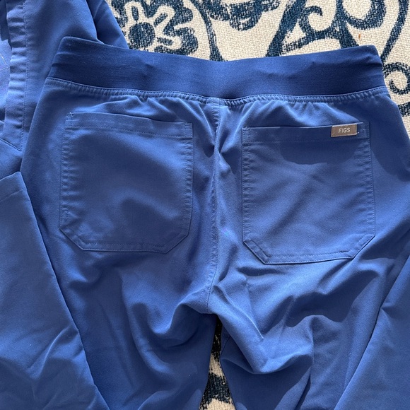 Figs Denim Blue Catarina scrub top and Basic Livingston scrub bottoms - Picture 4 of 9